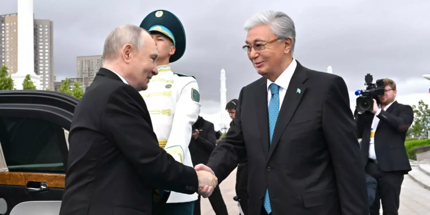 Тәуелсіздік сарайында Тоқаев Путинді өзі күтіп алды