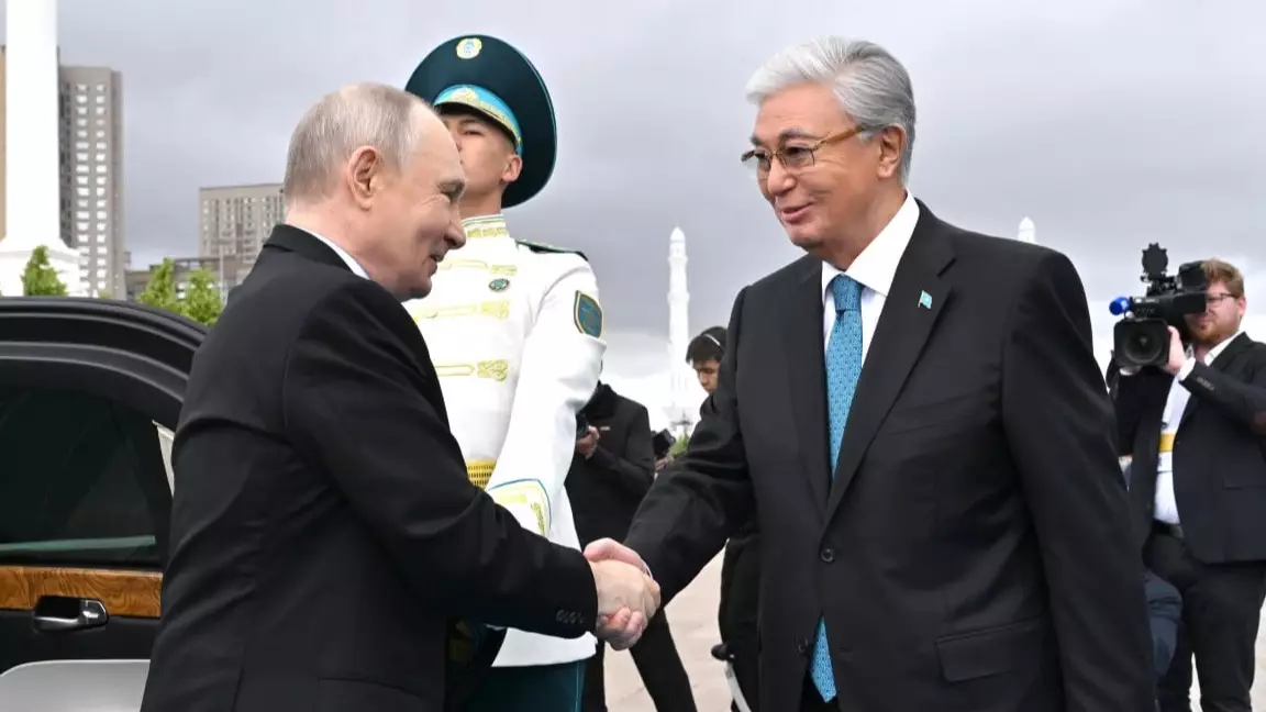  Тоқаев Путинді Тәуелсіздік сарайында өзі күтіп алды 