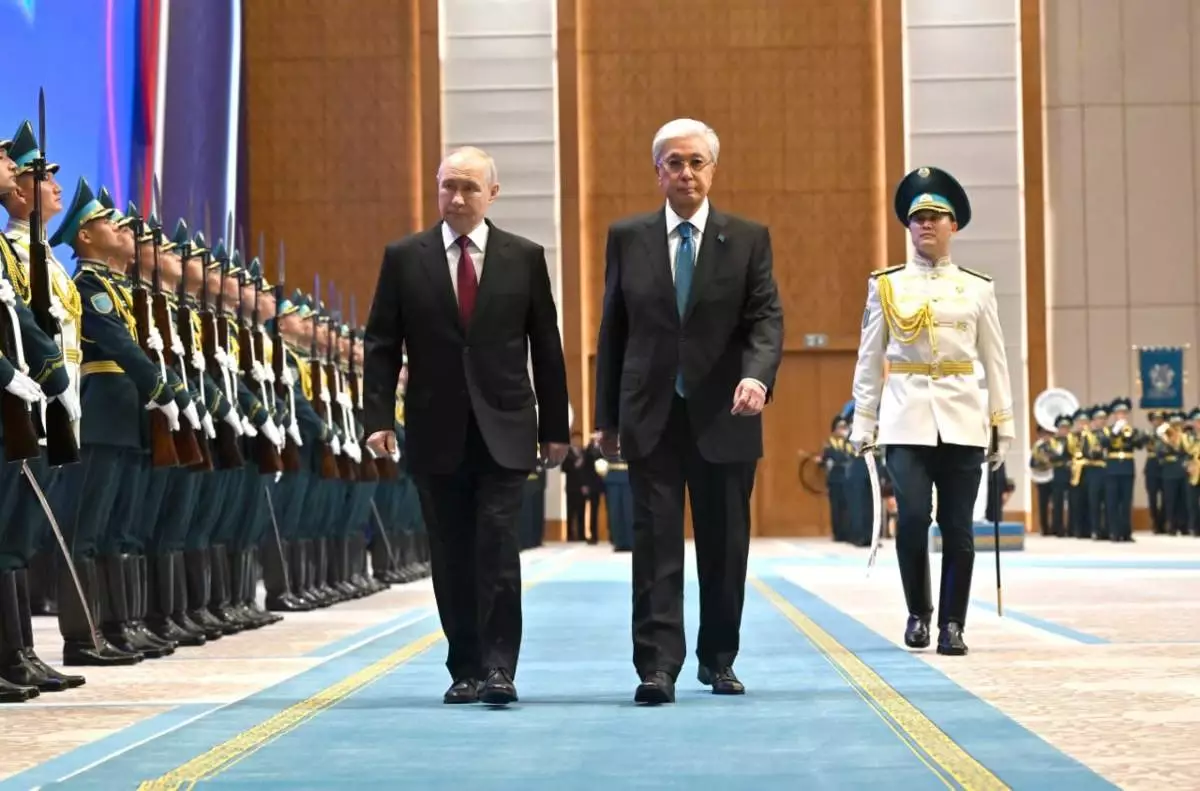 Тоқаев Тәуелсіздік сарайында Путинді күтіп алды: Екі ел басшылары келіссөзді бастады