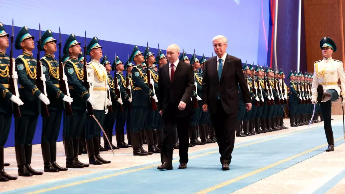 Тоқаев Путинді Тәуелсіздік сарайында қарсы алды