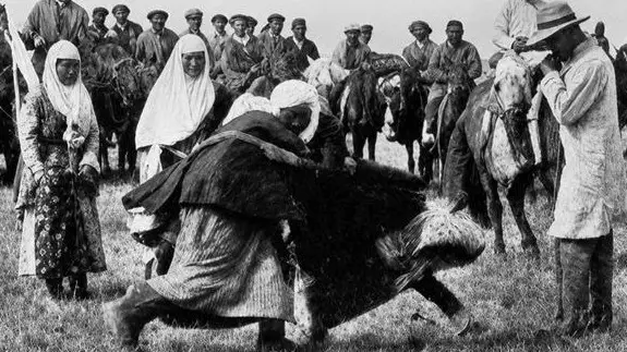 Старинная женская борьба у казахов: редкие традиции и архивные фото «Қатын күрес»