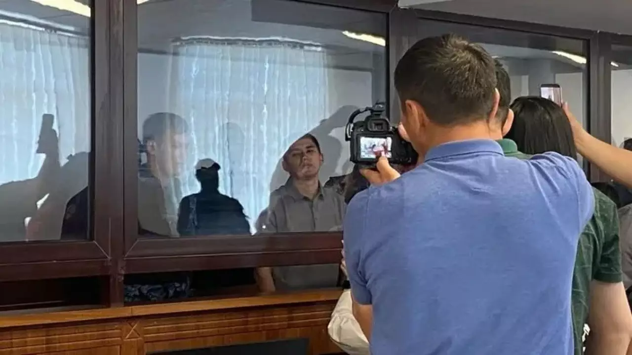 «Бүгін – Мақсот Қарабалиннің туған күні»: Атырауда  Сәрсемәлиевке қатысты сот басталды