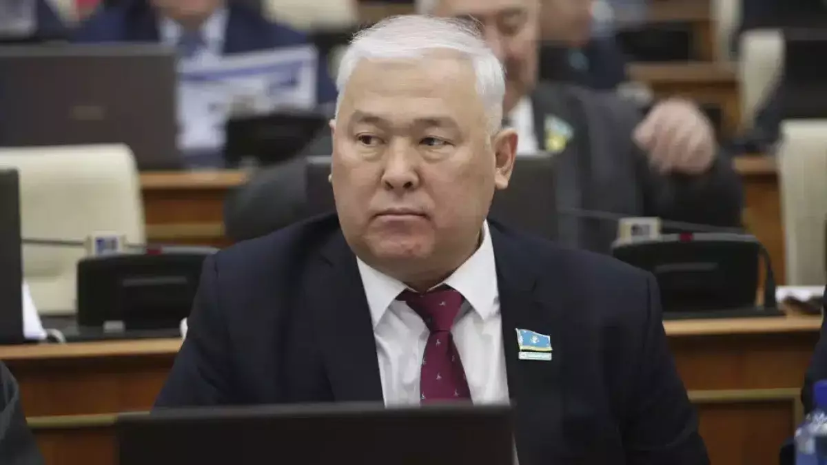 «Қандастардың елге оралуы қиындай ма?»: Мұрат Әбенов жаңа жобаны сынға алды