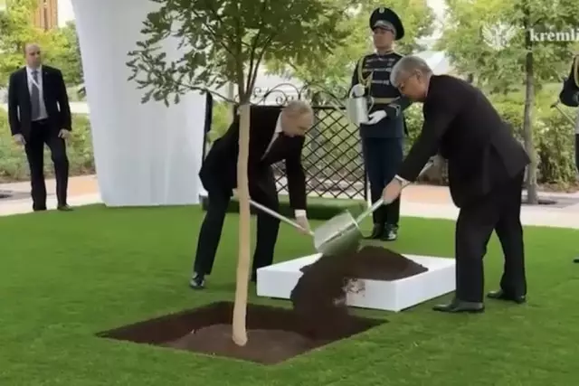 Тоқаев пен Путин Қазақстан мен Ресей арасындағы Достық аллеясында ағаш отырғызды