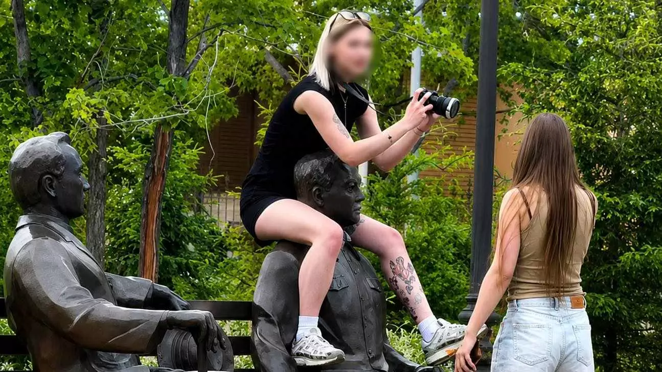 "Бұл басыну ма әлде надандық па?":  Жазушы Бейімбет Майлиннің ескерткішіне мініп алған қыз жазаланды (видео)