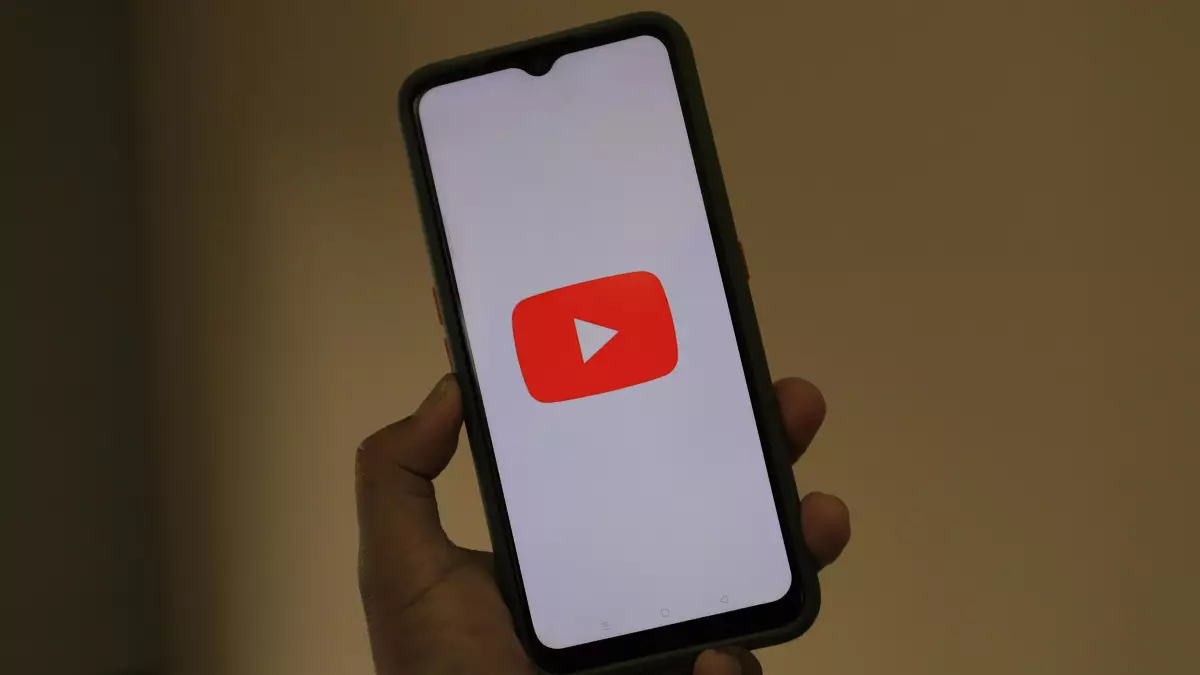 YouTube ЖИ-видеоларды автоматты түрде әшкерелей бастайды