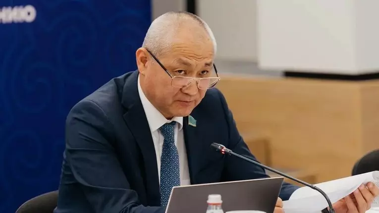 "Мәжілістегі масқара": Еділ Жаңбыршин спикерден ескерту алды