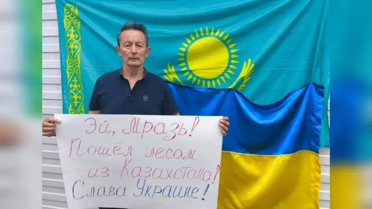 В Казахстане задержали активиста с антипутинским плакатом во время визита Путина.