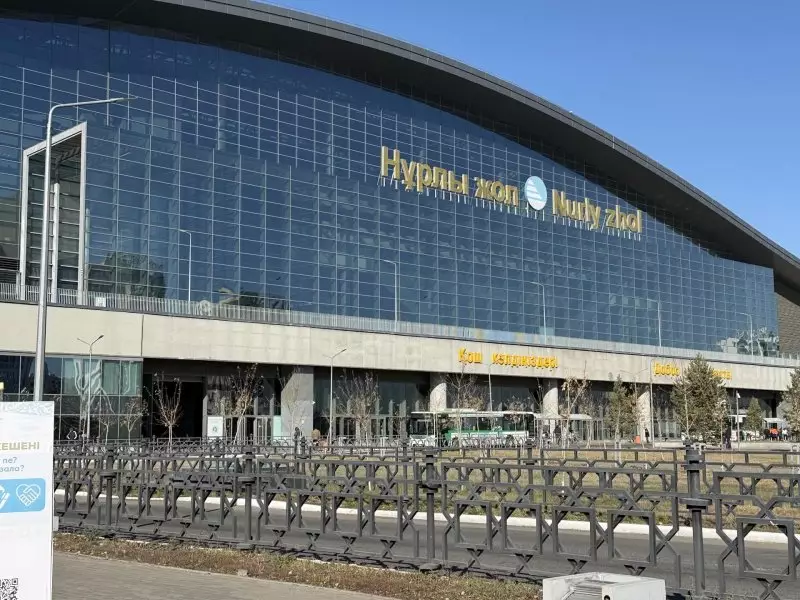 Мужчина спрыгнул с моста на вокзале «Нұрлы жол» в Астане
