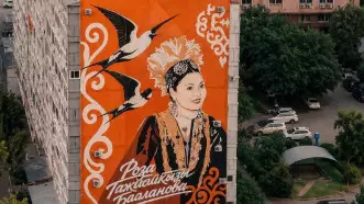 Портрет Розы Баглановой украсил фасад дома в Алматы