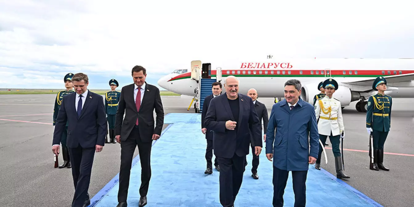Александр Лукашенко отправился с рабочим визитом в Казахстан.