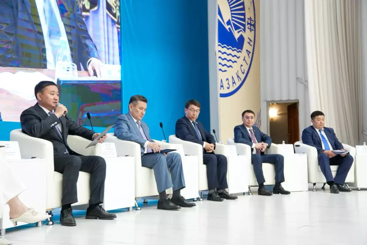 Неліктен Конституция әр азамат үшін нақты жұмыс істеуі керек?