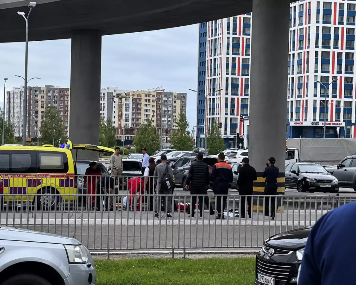 Мужчина упал с моста возле вокзала «Нурлы Жол» в Астане
