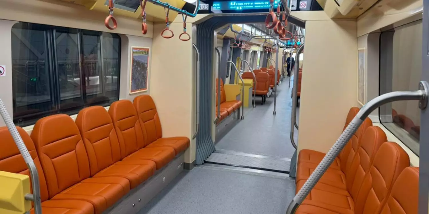 Астанадағы LRT-де жанжал: Ер адам жолаушы қыздарды жасырын видеоға түсірген (ВИДЕО)