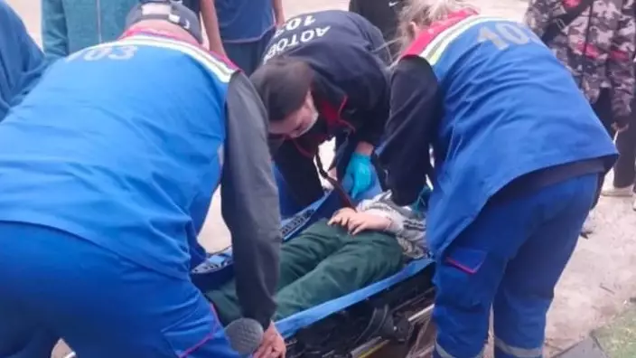 Ақтөбеде аулада футбол қақпасы баланың үстіне құлады