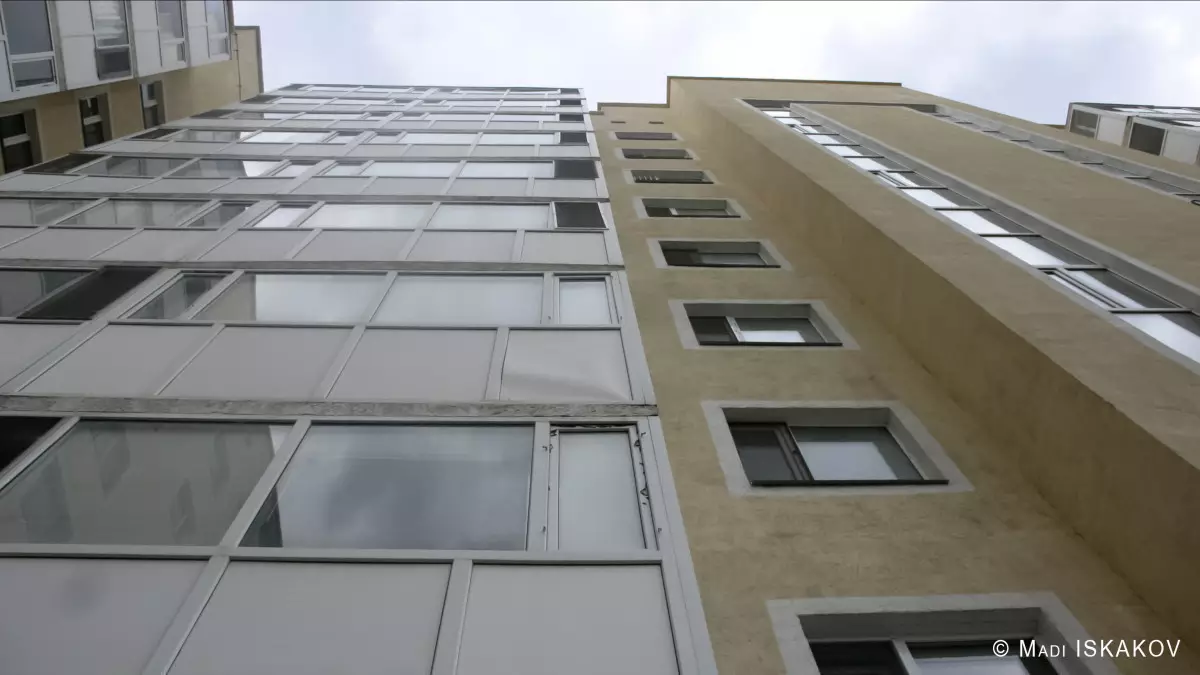 Астанада 4 жасар бала жетінші қабаттың терезесінен құлап кетті
