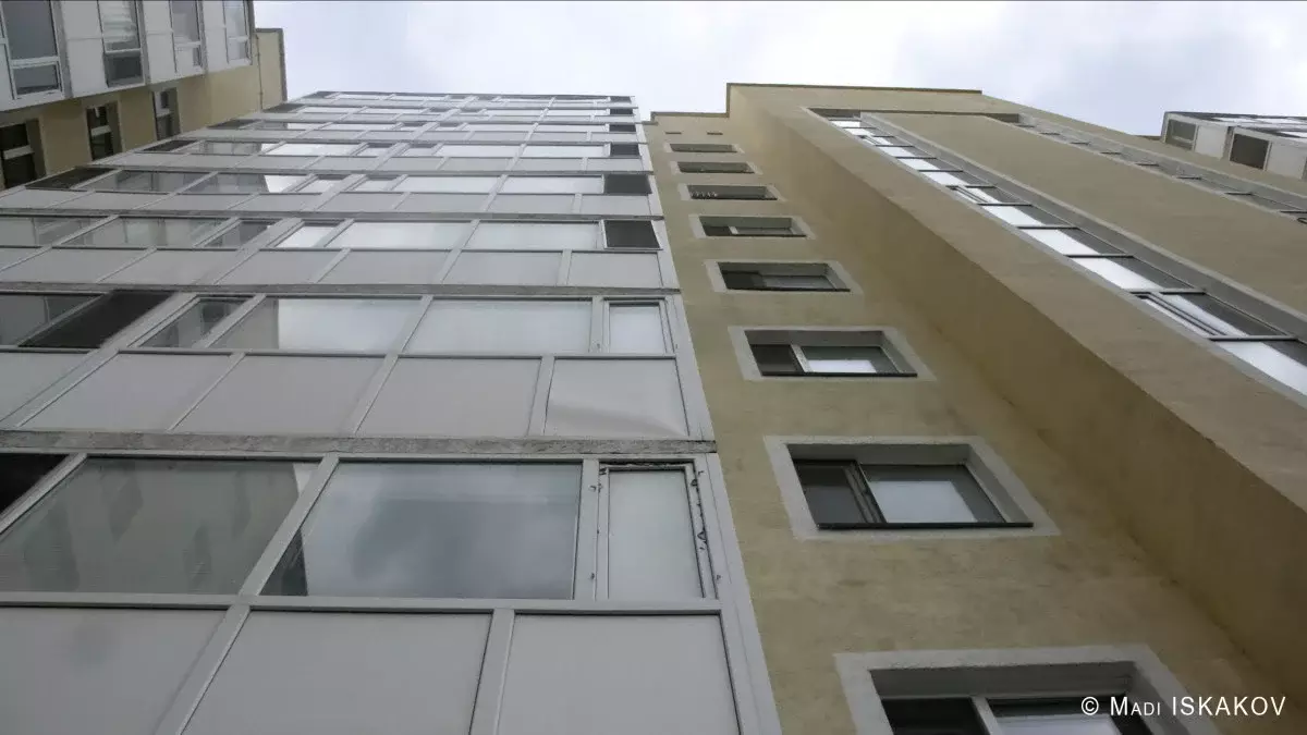 Астанада 4 жасар бала жетінші қабаттың терезесінен құлап кетті