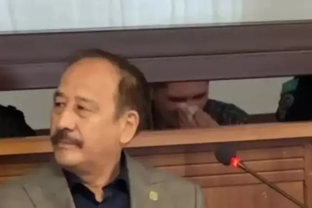 Сұлтан Сәрсемәлиев сотта әкесін көріп көзіне жас алды