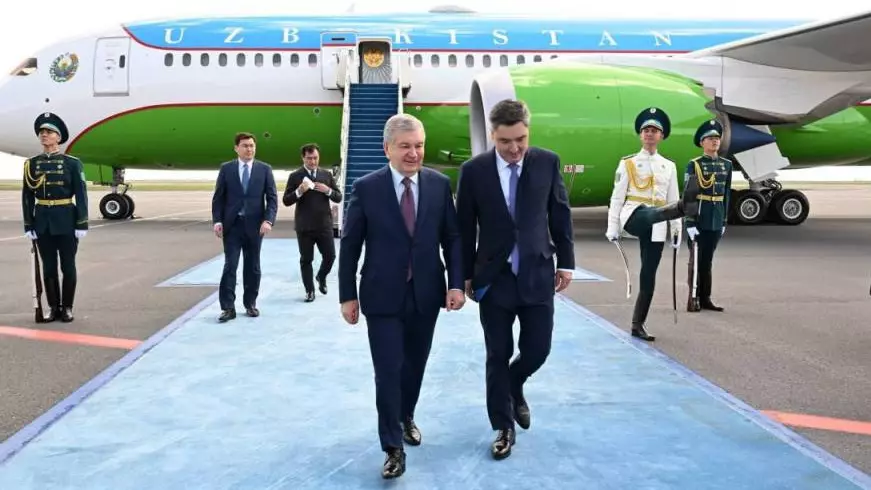 Президент Узбекистана прибыл в Астану для участия в саммите ЕАЭС