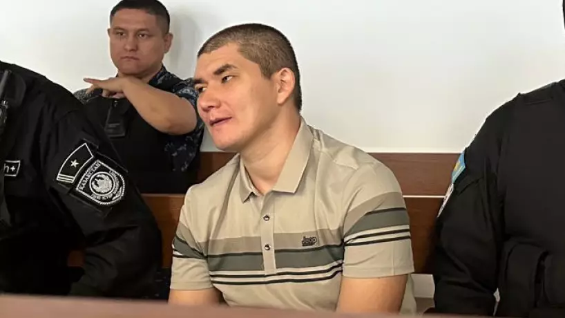«Әкесін көріп, көзіне жас алды»: Атыраудағы қанды оқиғаға қатысты сот процесі жалғасып жатыр (ВИДЕО)