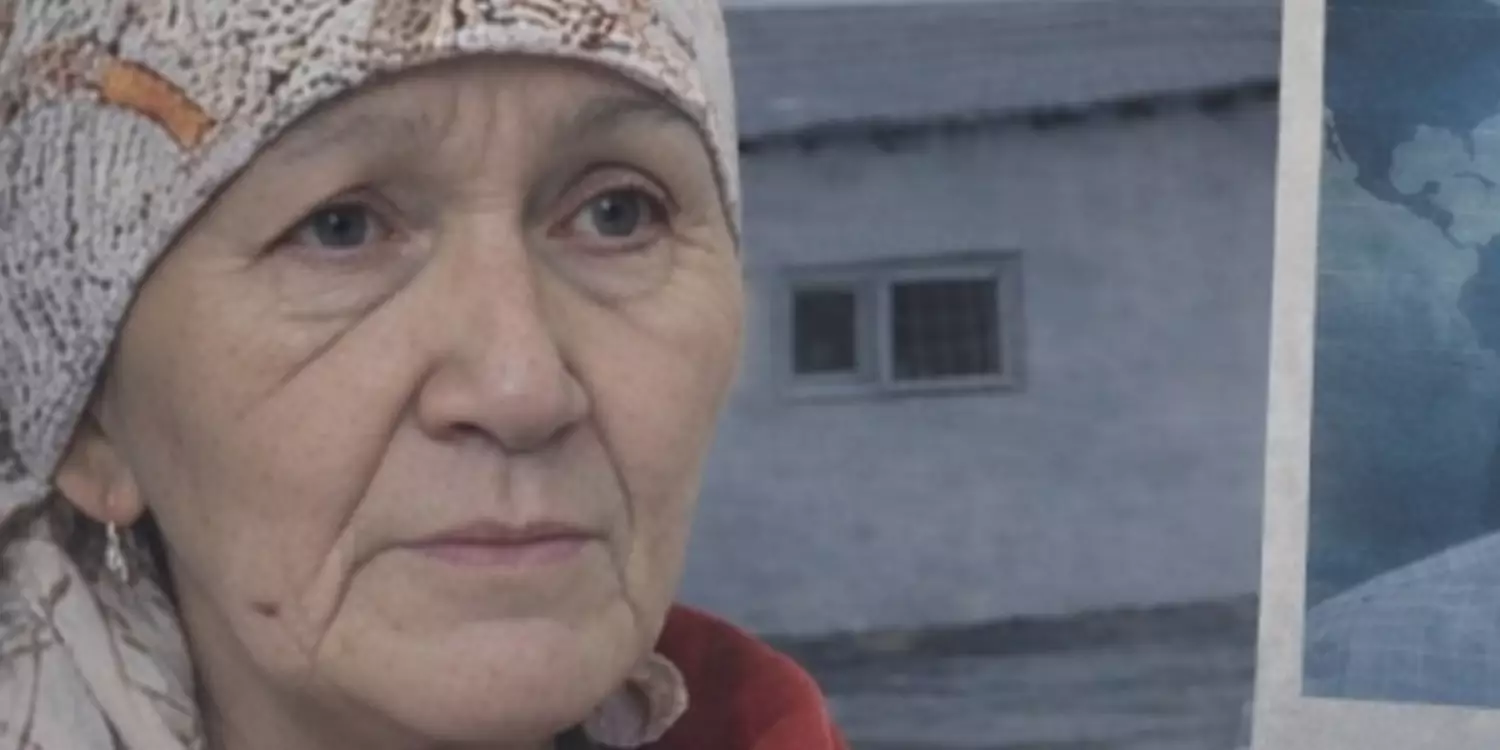 «Мықты бол... Күрес...»: Сәрсемалиевтің анасы сотта ұлына үн қатты