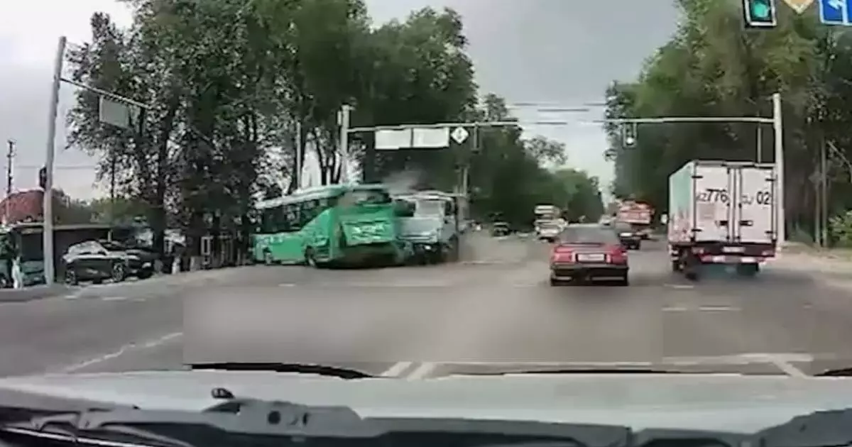  Автобус пен КамАЗ-дың соқтығысқан видеосы желіде тарады (Видео) 