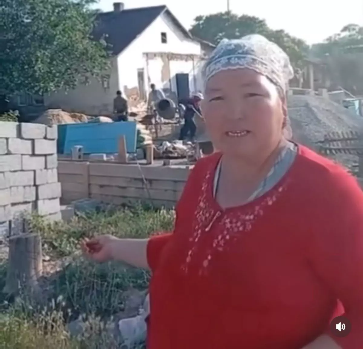 «Күйеуімнің көңілдесін үйімнің түбіне әкелді»: Көпбалалы ана әкімді кінәлап видео таратты