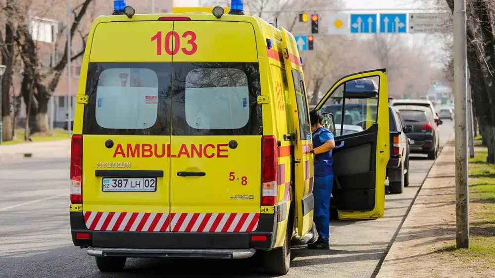 Қарағандыда жедел жәрдем көлігі жол апатына ұшырады: жүргізуші жауапқа тартылды