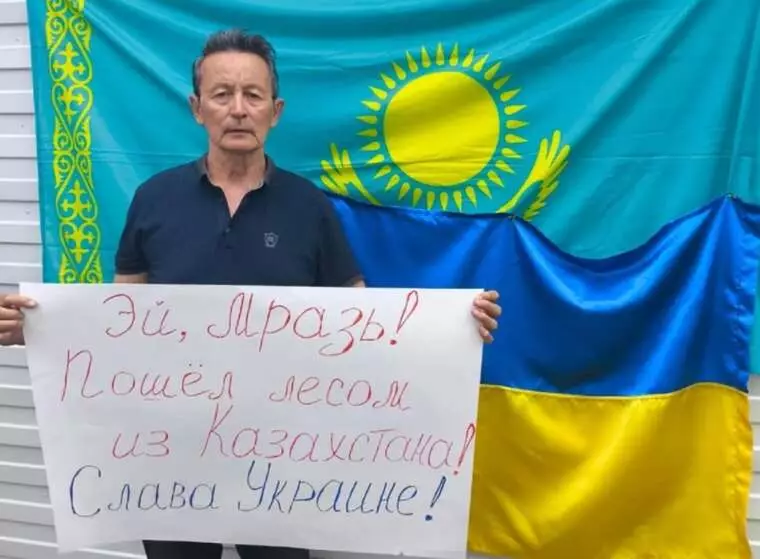 В Астане разгорелся скандал из-за антипутинского плаката с флагом, автора которого отправили лесом из Казахстана.