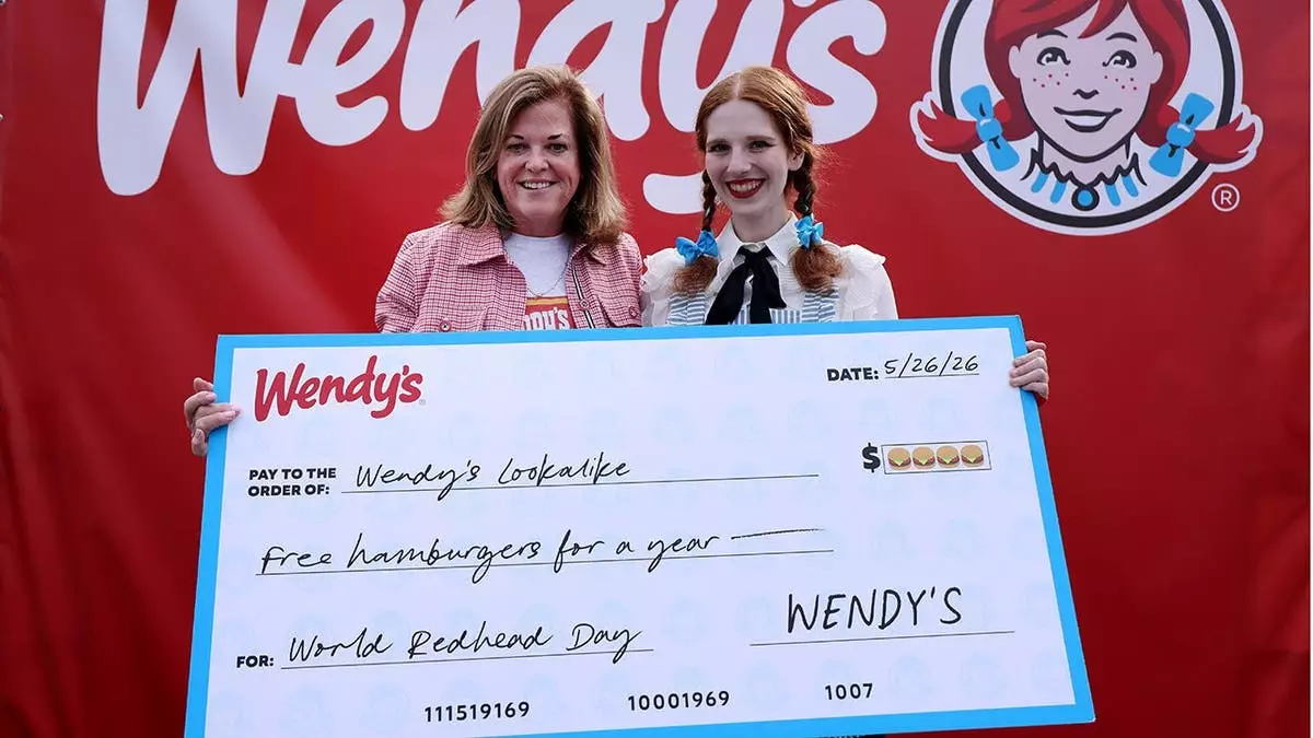 Женщина выиграла бесплатные бургеры Wendy's на год после победы в странном конкурсе костюмов.