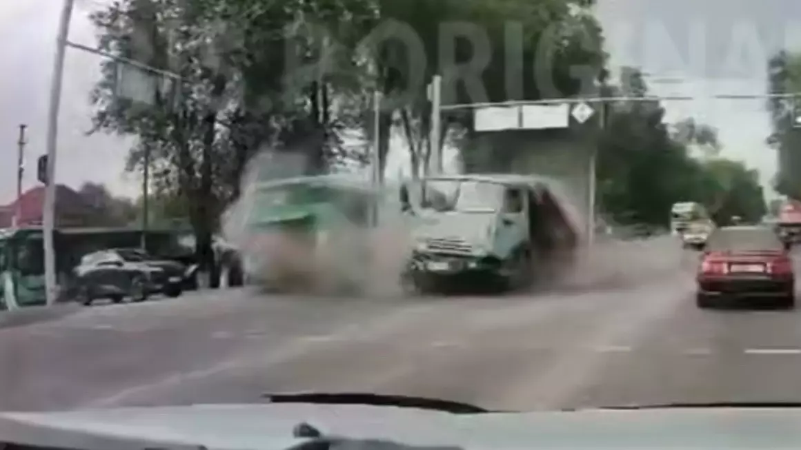  Алматы облысында автобус пен жүк көлігі соқтығысты: оқиға видеоға түсіп қалған 
