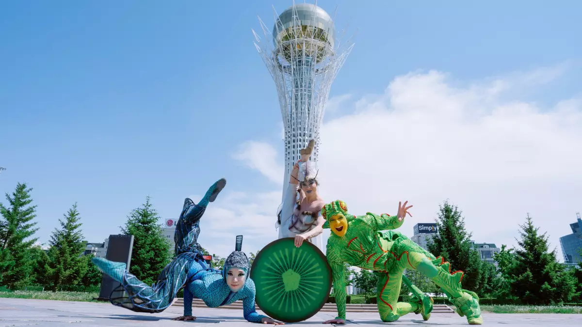 «Попробовали баурсаки, казахские пончики!»: Шоу OVO by Cirque du Soleil открывает для себя Казахстан