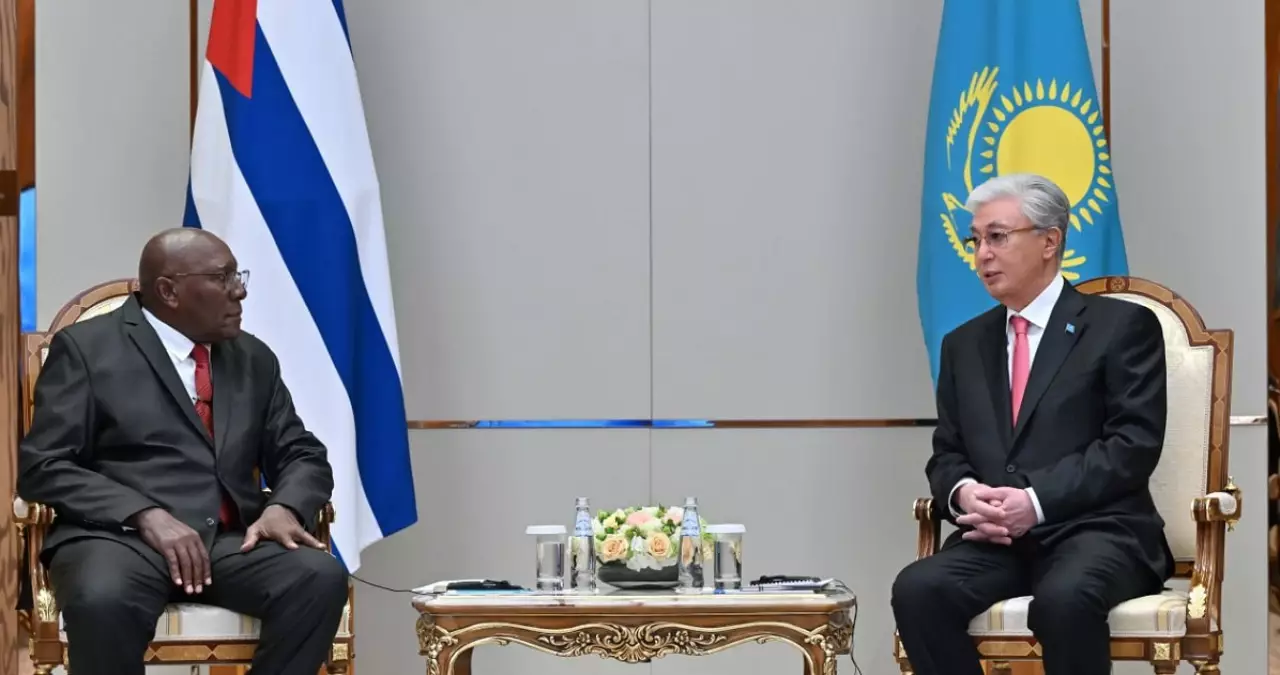 Президент Казахстана встретился с Вице-президентом Кубы
