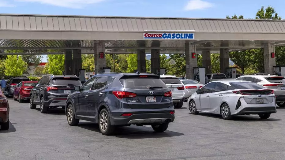 Costco сообщает, что ее заправочные станции установили рекорды по объемам продаж, поскольку потребители ищут более дешевое топливо.