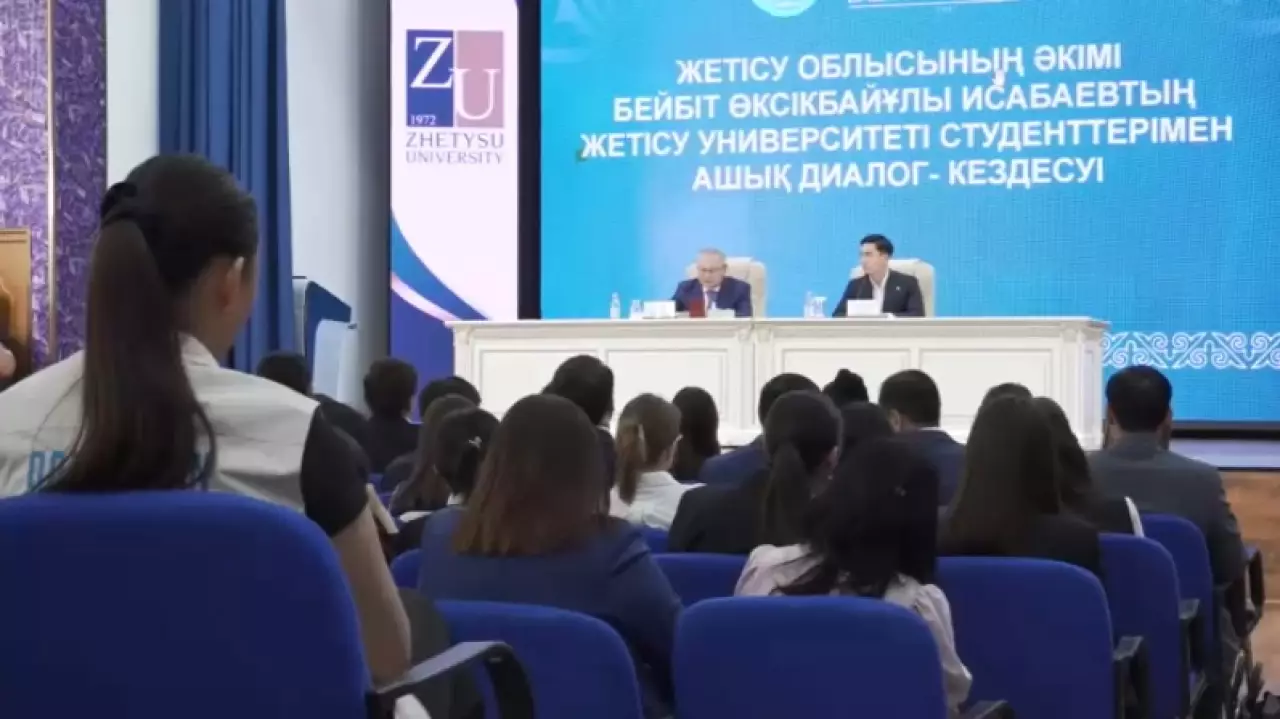 Аким области Жетысу провел встречу с молодежью