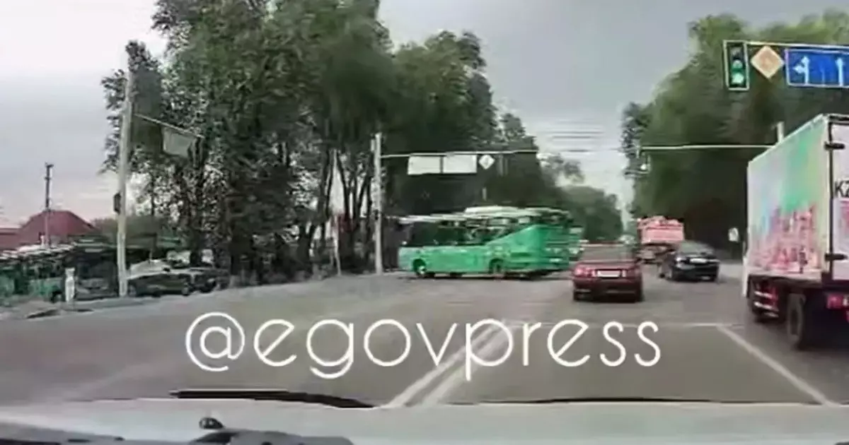  Алматы облысында жүк көлігі автобусқа соғылды (ВИДЕО) 