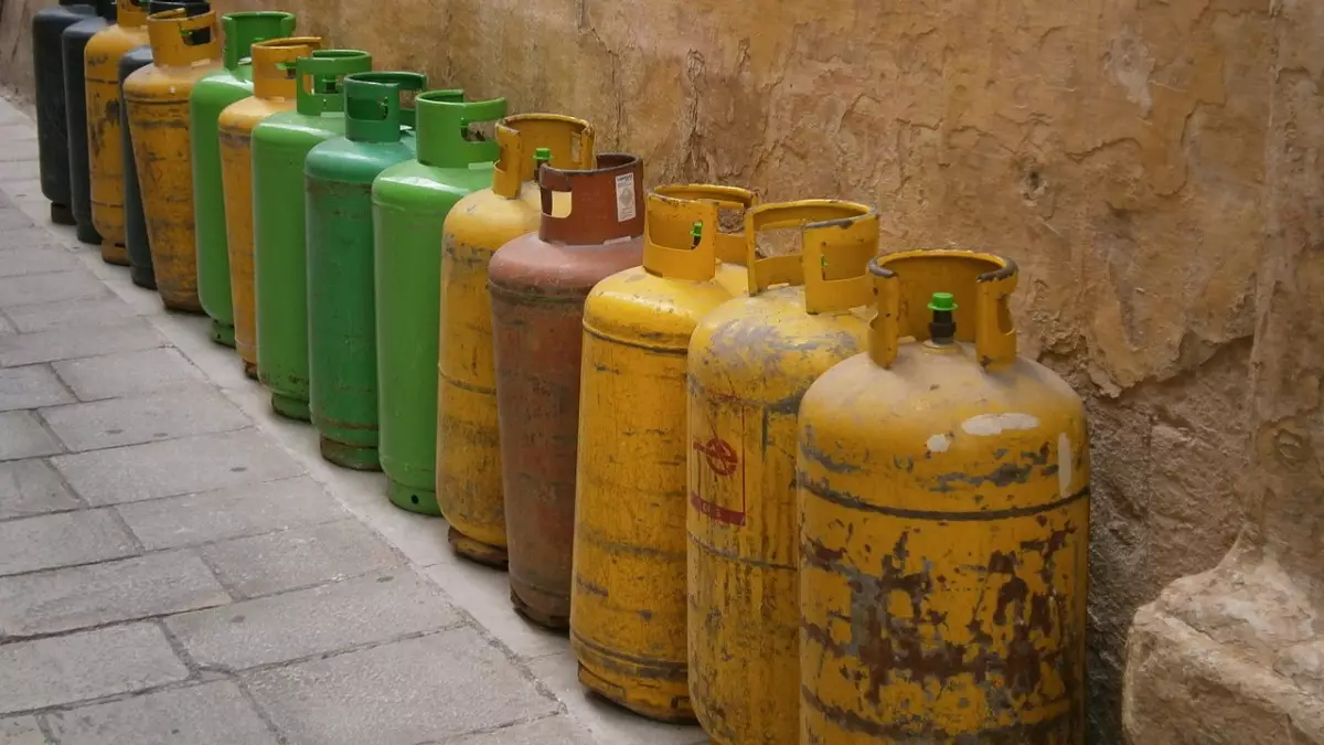 8 газовых баллонов вынесли из горящего дома в Карагандинской области
