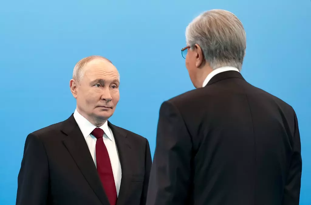 Владимир Путин покинул Казахстан с пустой риторикой и паникой по поводу Армении, считает Гобл.