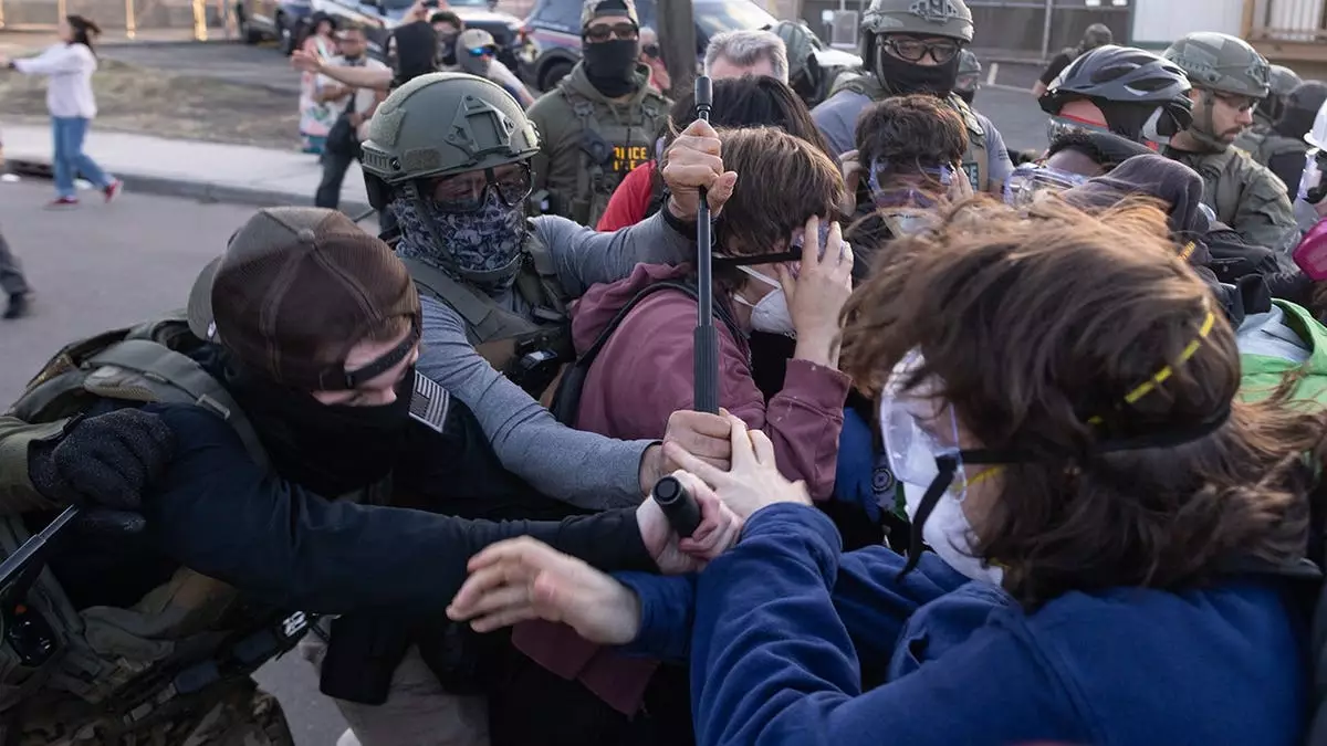 ФБР арестовало протестующего, угрожавшего убить семью сотрудника ICE на акции протеста у центра содержания в Нью-Джерси, заявляет Бланш.