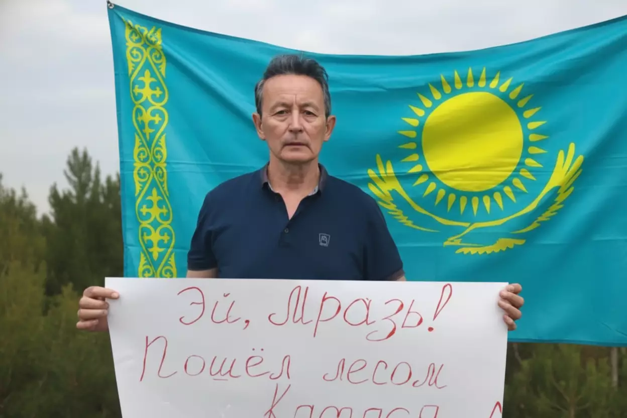 В Казахстане задержали активиста за плакат против Путина с украинским флагом.
