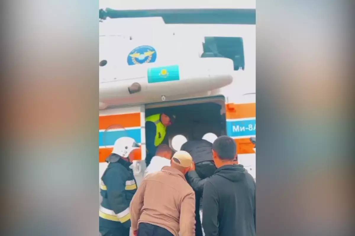 Мужчину доставили вертолетом МЧС из Миялы в Атырау