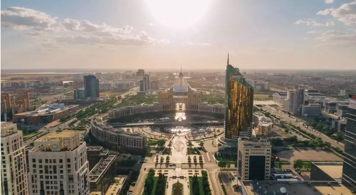 Bloomberg: Қазақстан Шығыс пен Батысты жалғайтын маңызды буынға айналып келеді