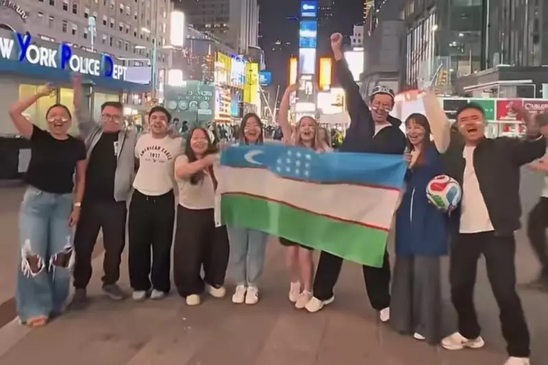 «Мы гордимся вами»: казахи и кыргызы подняли флаг Узбекистана в центре Нью-Йорка