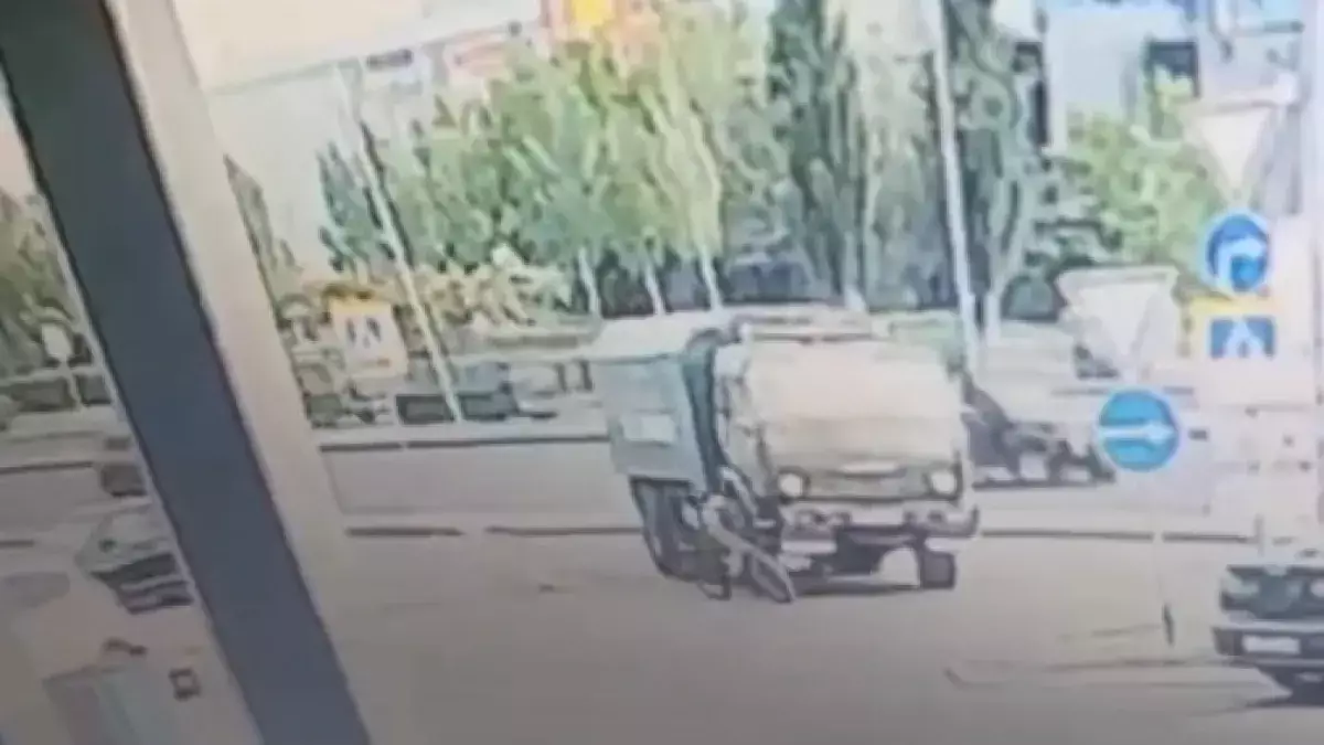 Астанада тағы да жүк көлігі велосипед мінген баланы қағып кетті