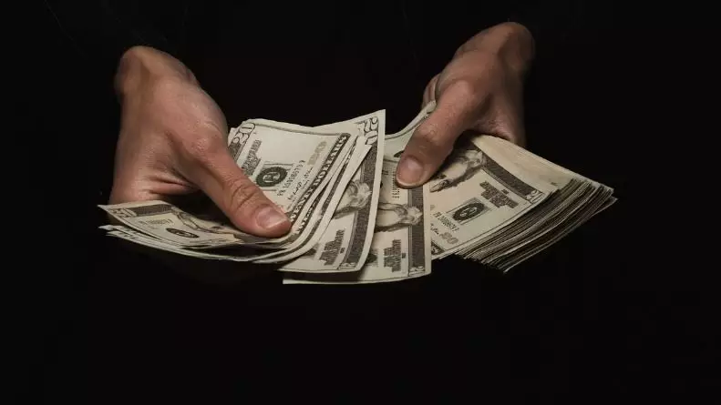 Сколько стоят доллар, евро и рубль в обменниках Казахстана 30 мая
