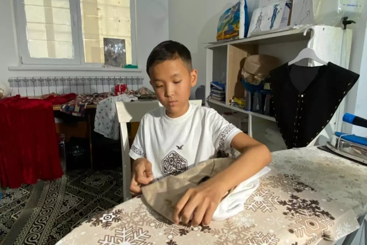 12-летний школьник из Атырау шьет одежду и мечтает открыть дом моды