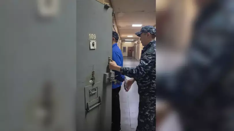 Астаналық ер адам автобустағы балағат сөздері мен агрессивті әрекеті үшін 15 тәулікке қамауға алынды