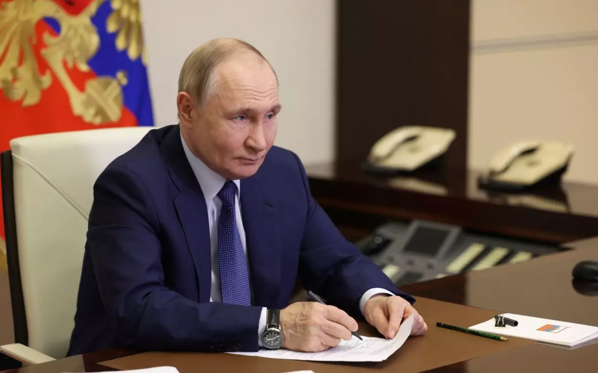 Летчик из Казахстана впервые показал видео сопровождения самолета президента России Владимира Путина.