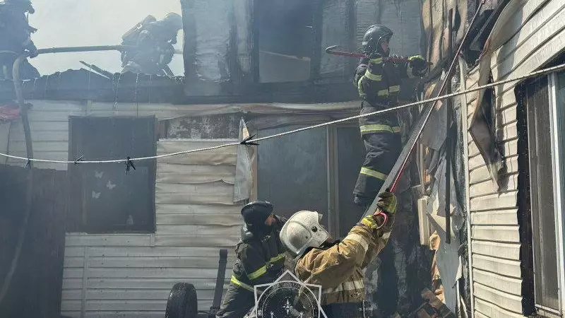 Пожар в частном секторе Астаны: три дома оказались в огне