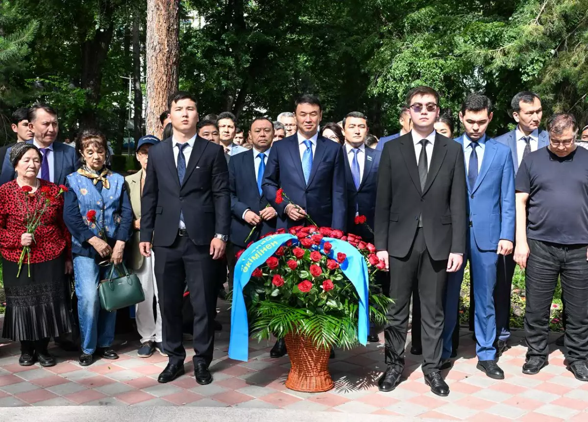 Алматыда саяси қуғын-сүргін және ашаршылық құрбандарын еске алу рәсімі өтті
